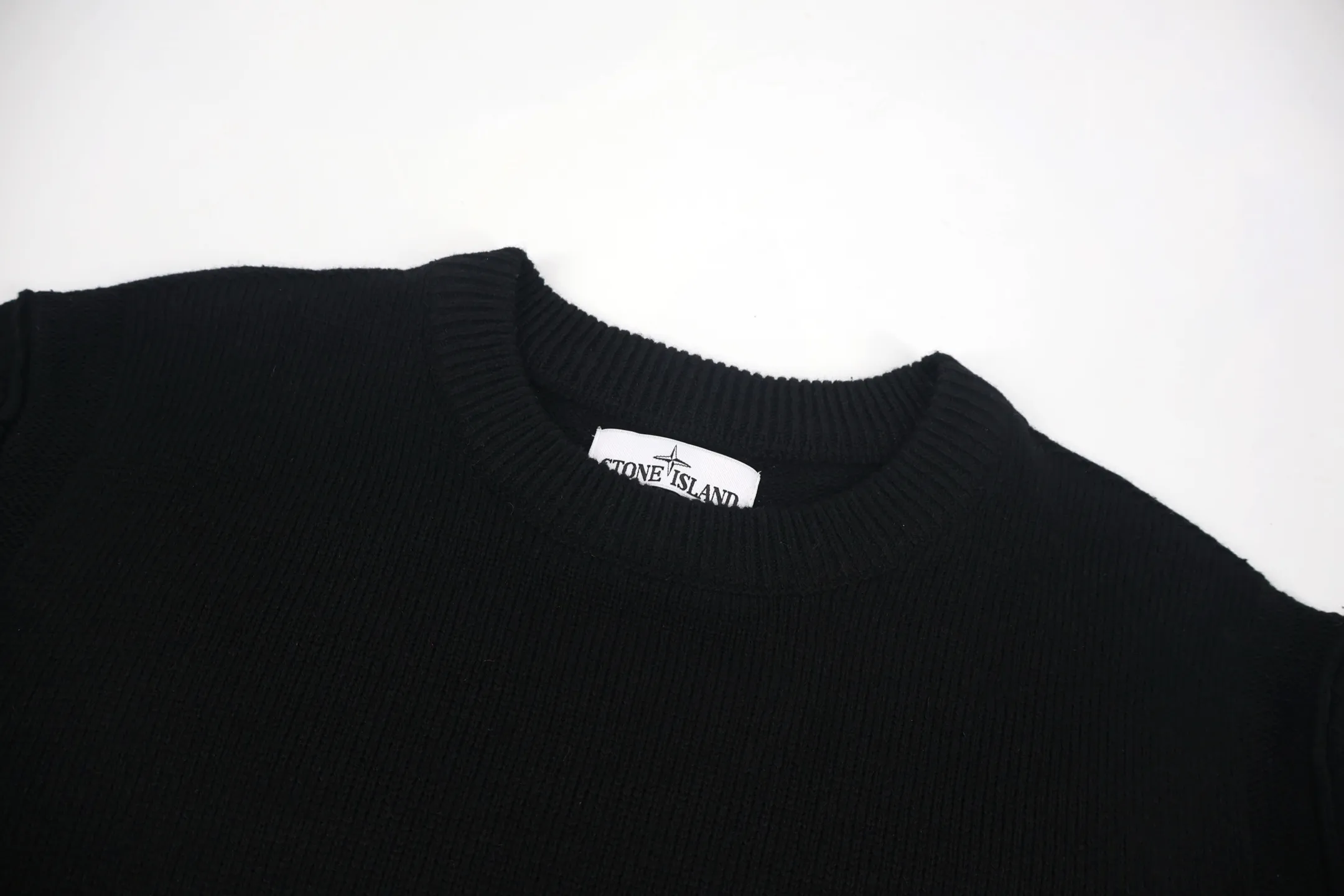 P450 [Exclusive supply] Stone island compass crew neck sweater (black). The original version was purchased for 2,488 and developed. The fabric is made of 80% sheep wool yarn blended with 20% nylon. The overall comfort is more skin-friendly than the original version. The YB upper body is particularly tight. We adjusted the overall feel and skin-friendly feeling based on the original wool yarn quality. It is more comfortable and breathable than the ZP upper body. There is no difference between the stripes and the original version. And it can be done to make the grade full. Supports random detection of wool content to ensure that every piece customers get is of high quality. It also needs to be taken to the tatting factory for secondary processing. The Stone Island armband has straight and delicate overall wiring, comfortable and soft fabrics, and consistent colors with no color difference. It can be matched with the same style to create a fashionable look and control various occasions. Customized accessories, complete with three labels, the same style for men and women. Size:S-M-L-XL